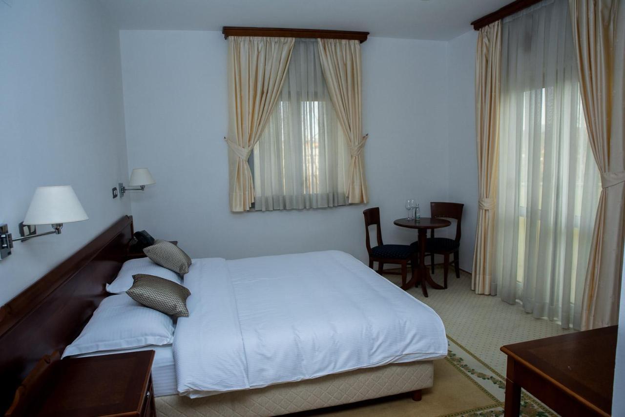 ליובוסקי Hotel Hum מראה חיצוני תמונה