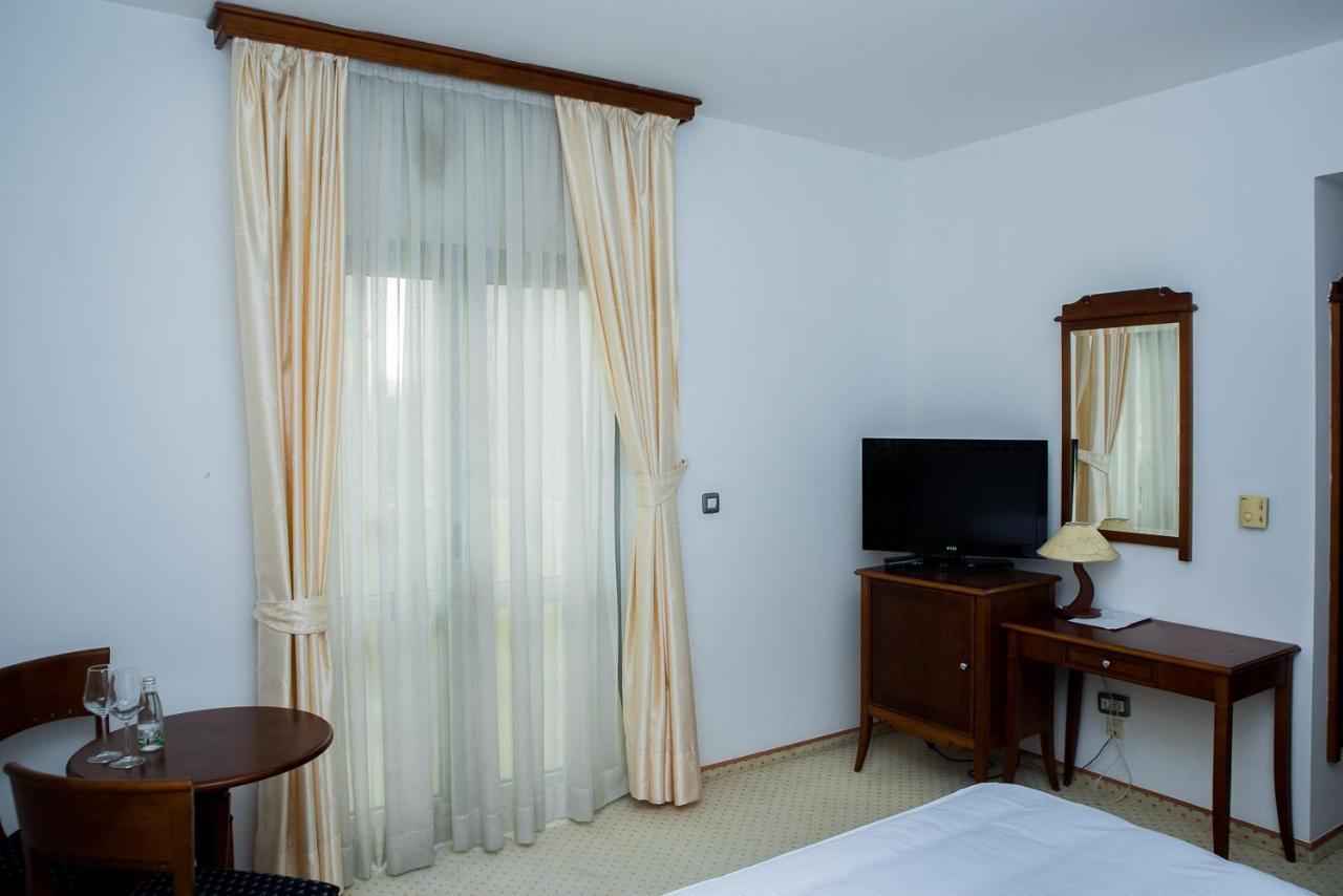 ליובוסקי Hotel Hum מראה חיצוני תמונה