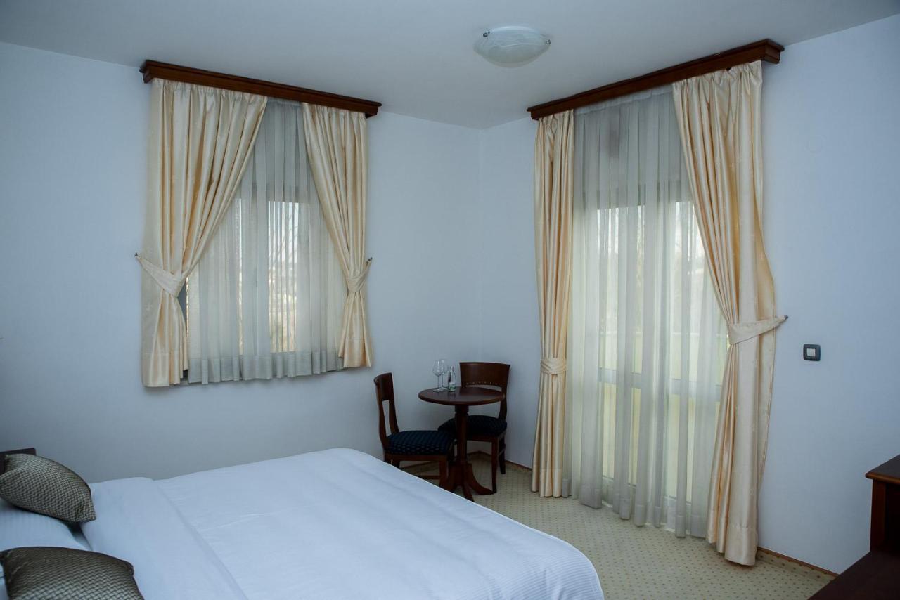 ליובוסקי Hotel Hum מראה חיצוני תמונה