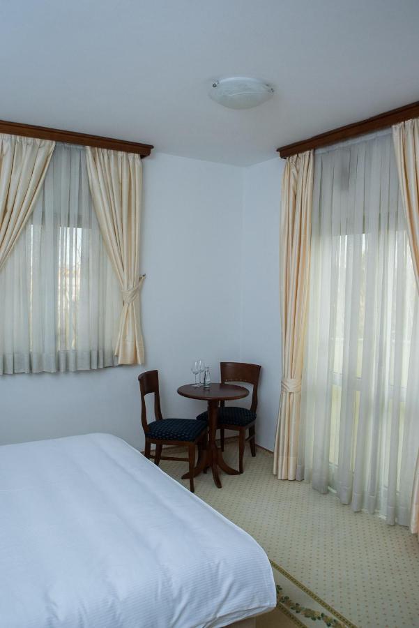 ליובוסקי Hotel Hum מראה חיצוני תמונה