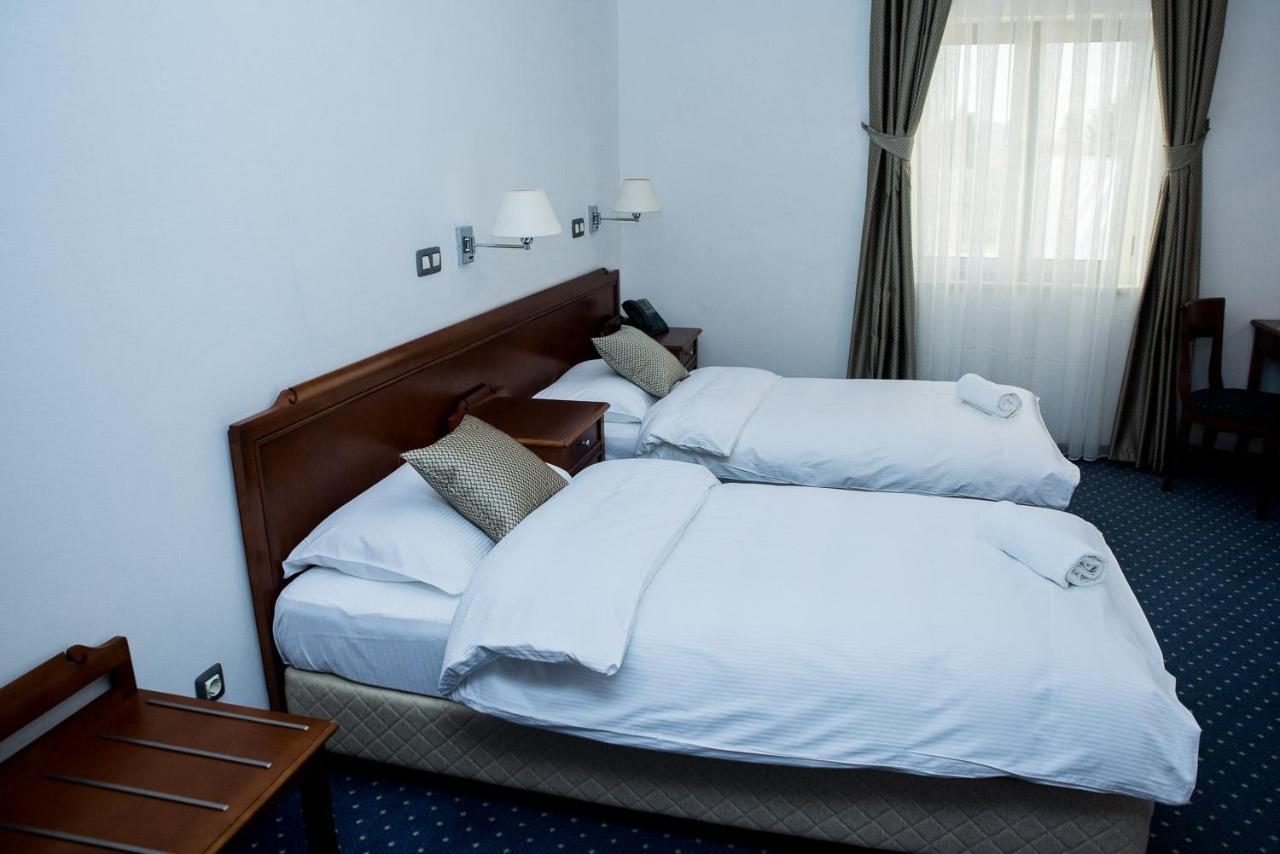 ליובוסקי Hotel Hum מראה חיצוני תמונה