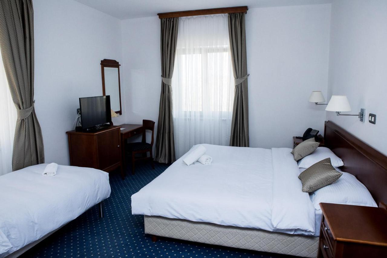 ליובוסקי Hotel Hum מראה חיצוני תמונה