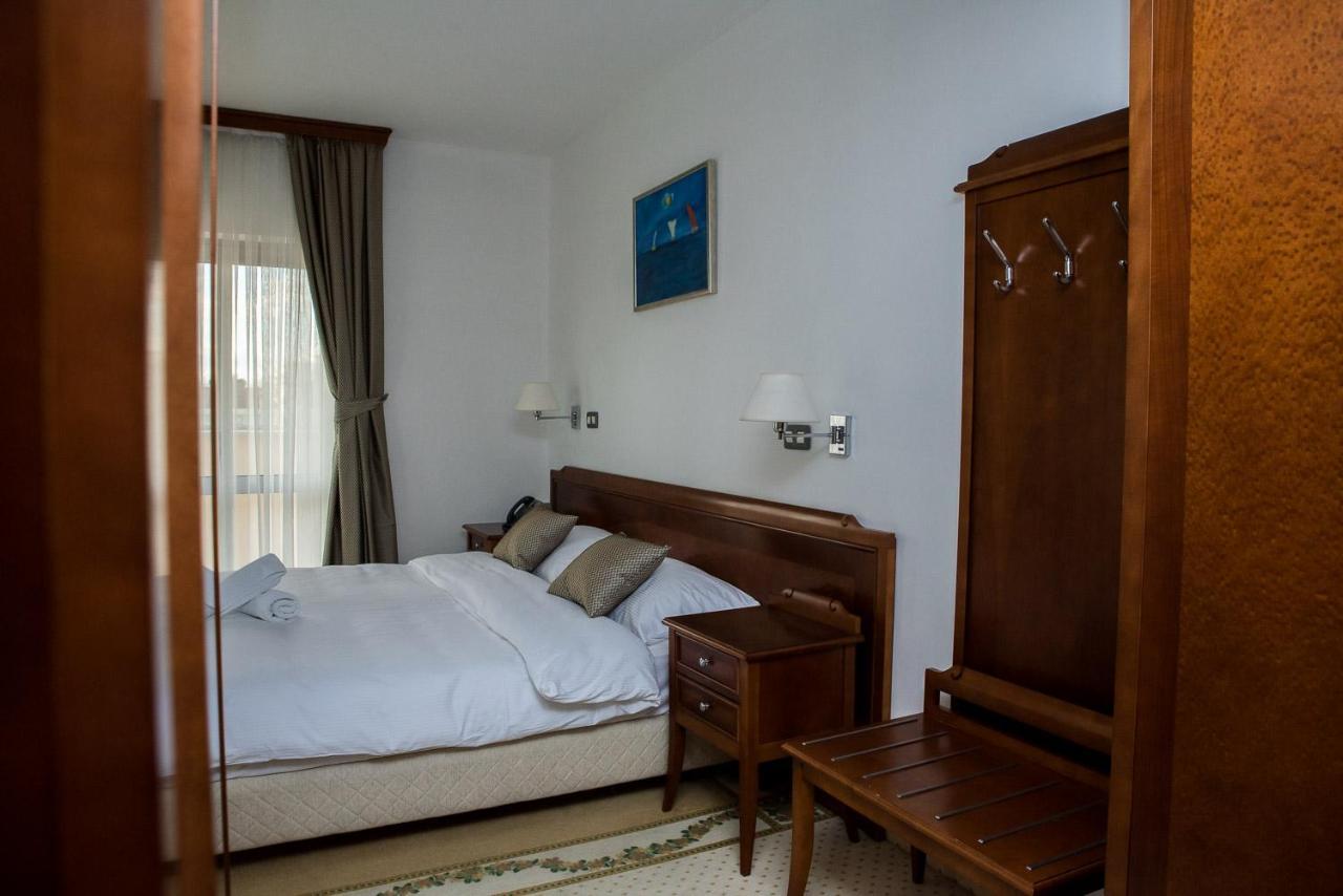 ליובוסקי Hotel Hum מראה חיצוני תמונה