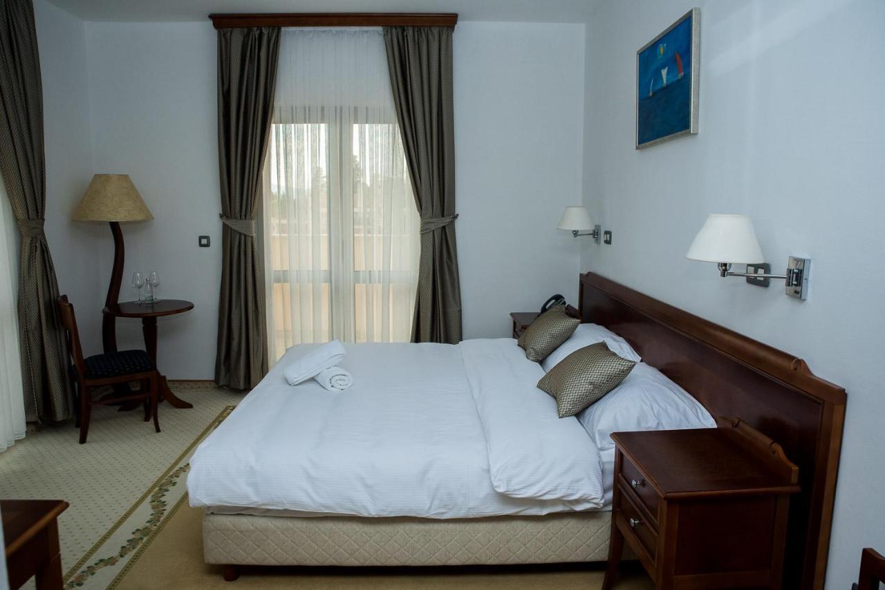 ליובוסקי Hotel Hum מראה חיצוני תמונה
