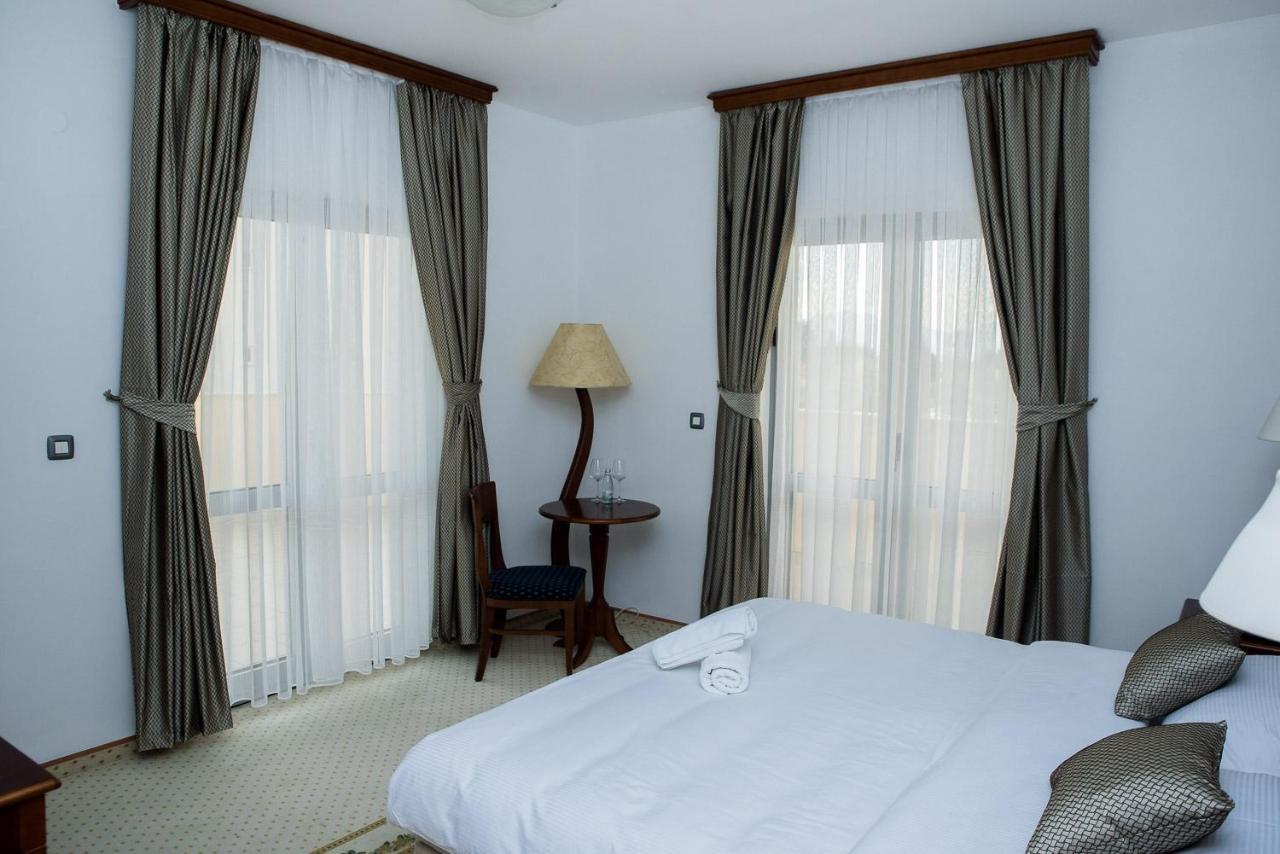 ליובוסקי Hotel Hum מראה חיצוני תמונה