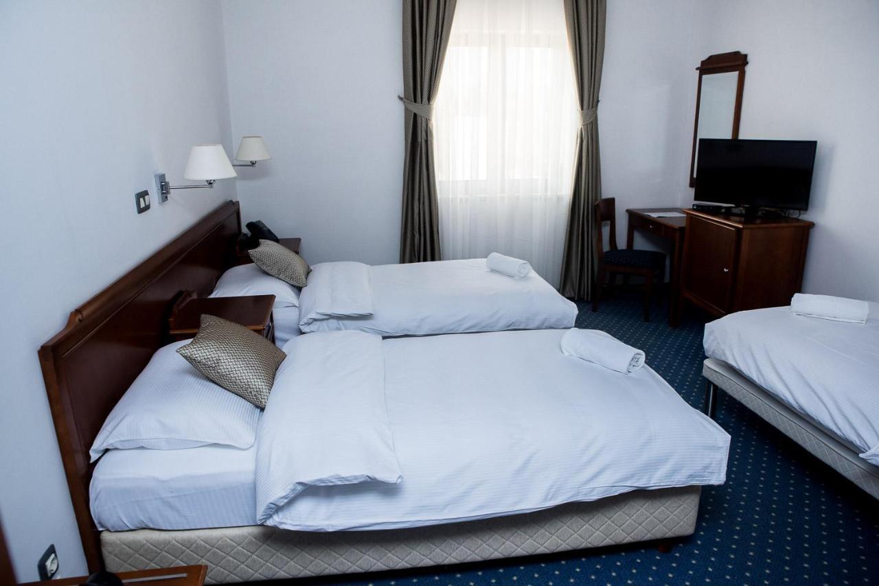 ליובוסקי Hotel Hum מראה חיצוני תמונה