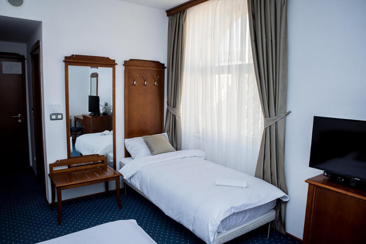 ליובוסקי Hotel Hum מראה חיצוני תמונה