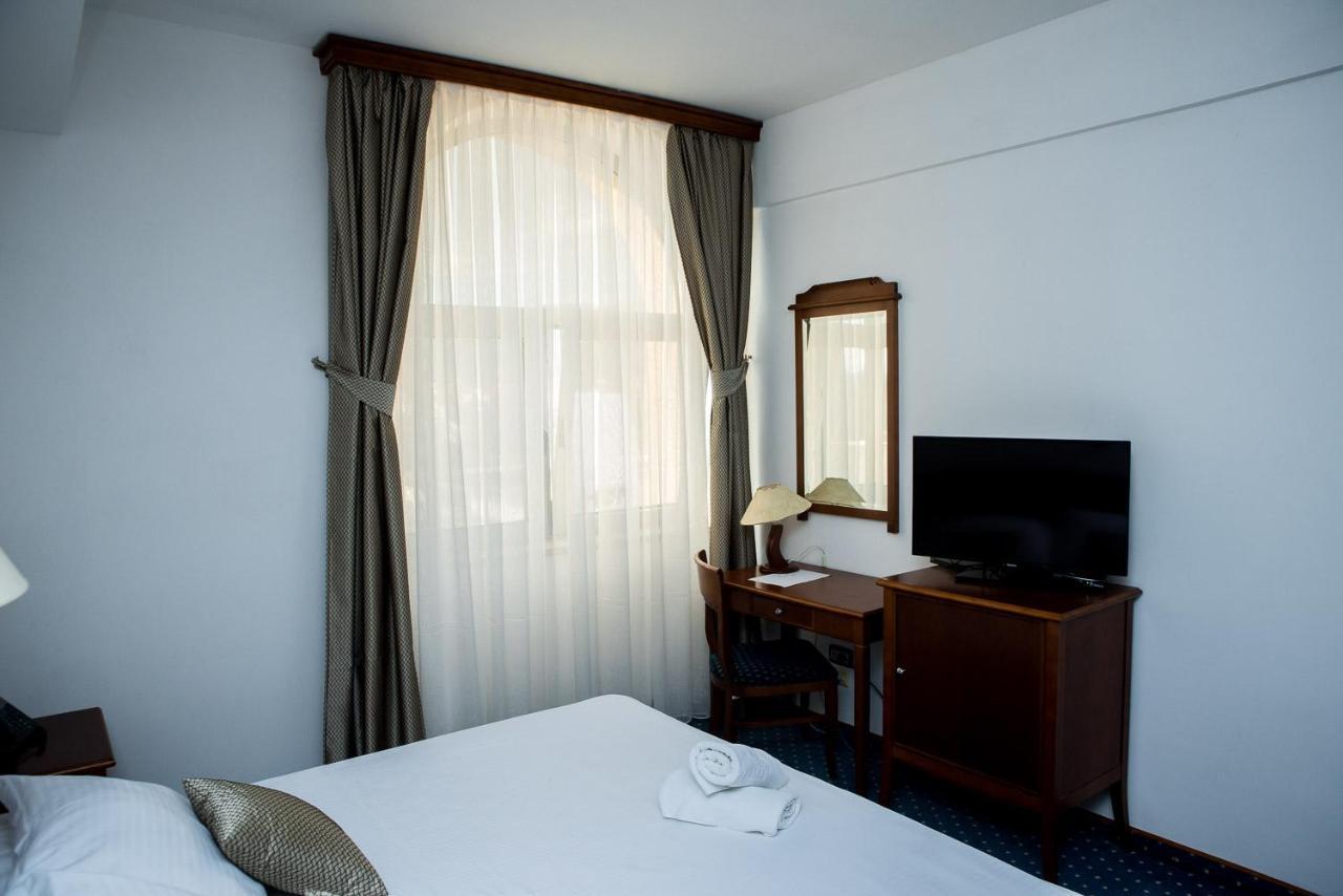 ליובוסקי Hotel Hum מראה חיצוני תמונה