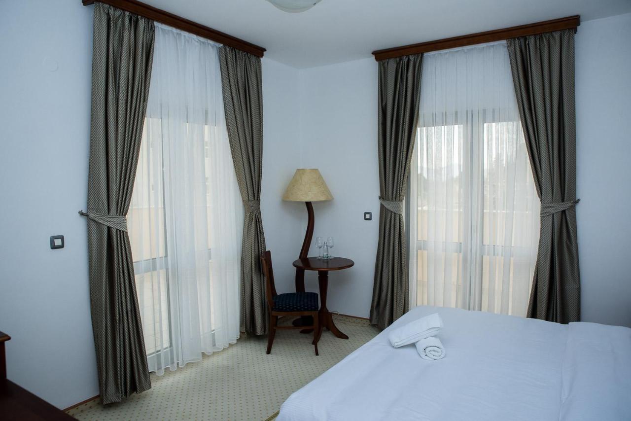 ליובוסקי Hotel Hum מראה חיצוני תמונה