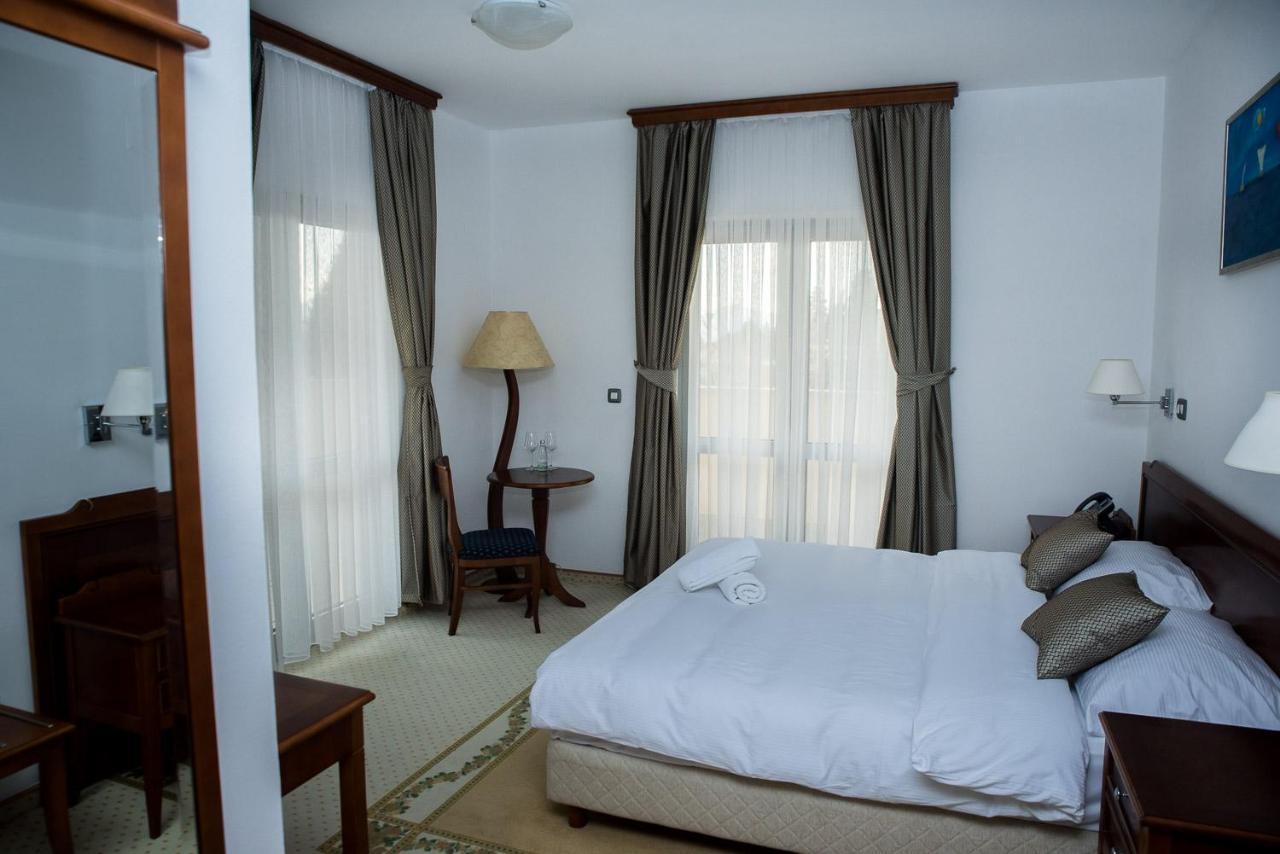 ליובוסקי Hotel Hum מראה חיצוני תמונה