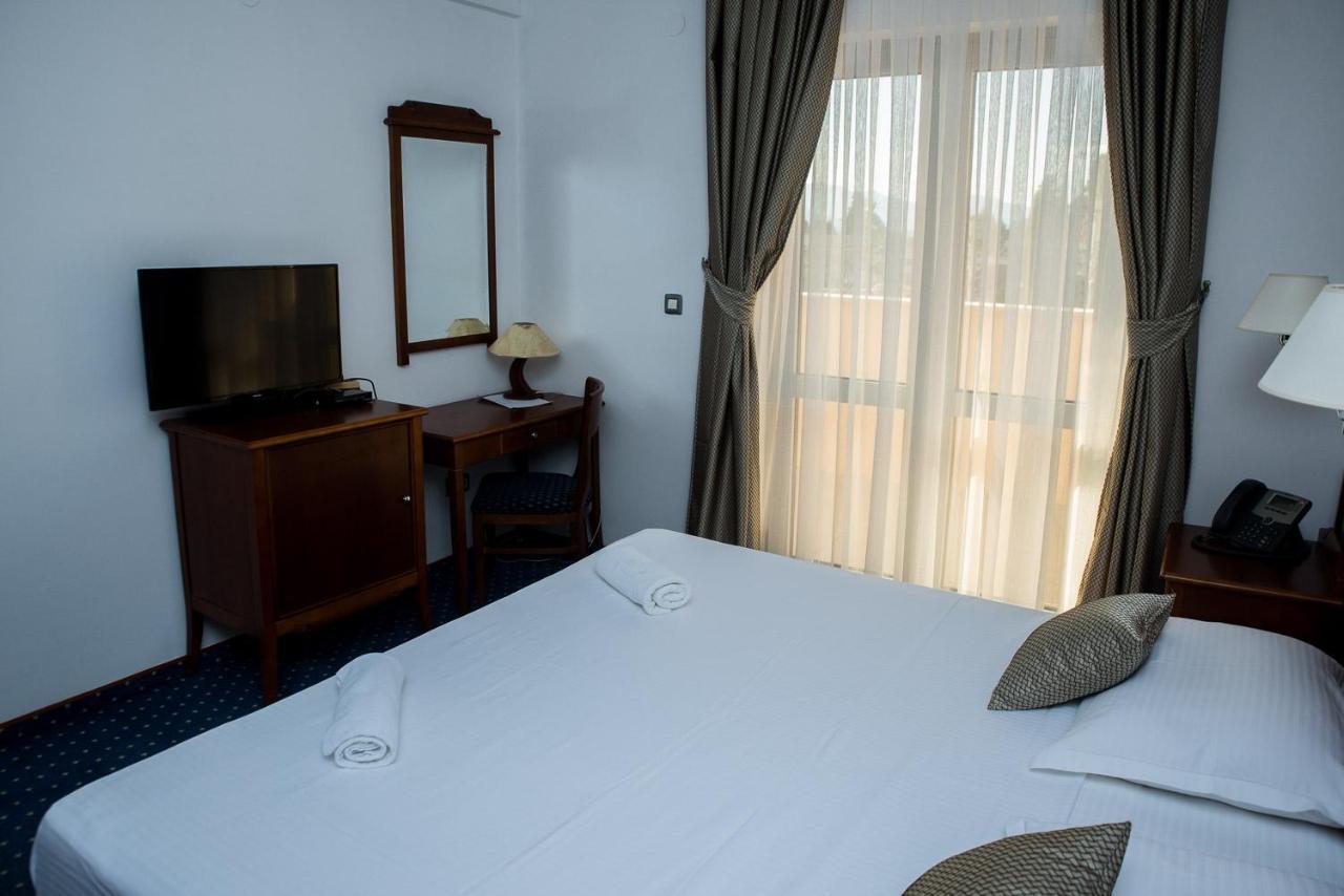ליובוסקי Hotel Hum מראה חיצוני תמונה