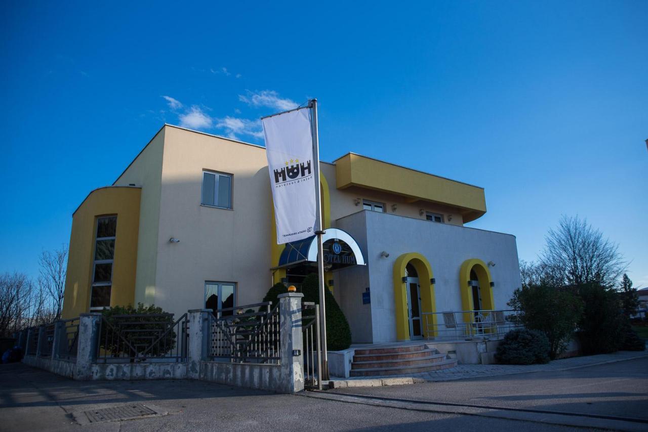 ליובוסקי Hotel Hum מראה חיצוני תמונה