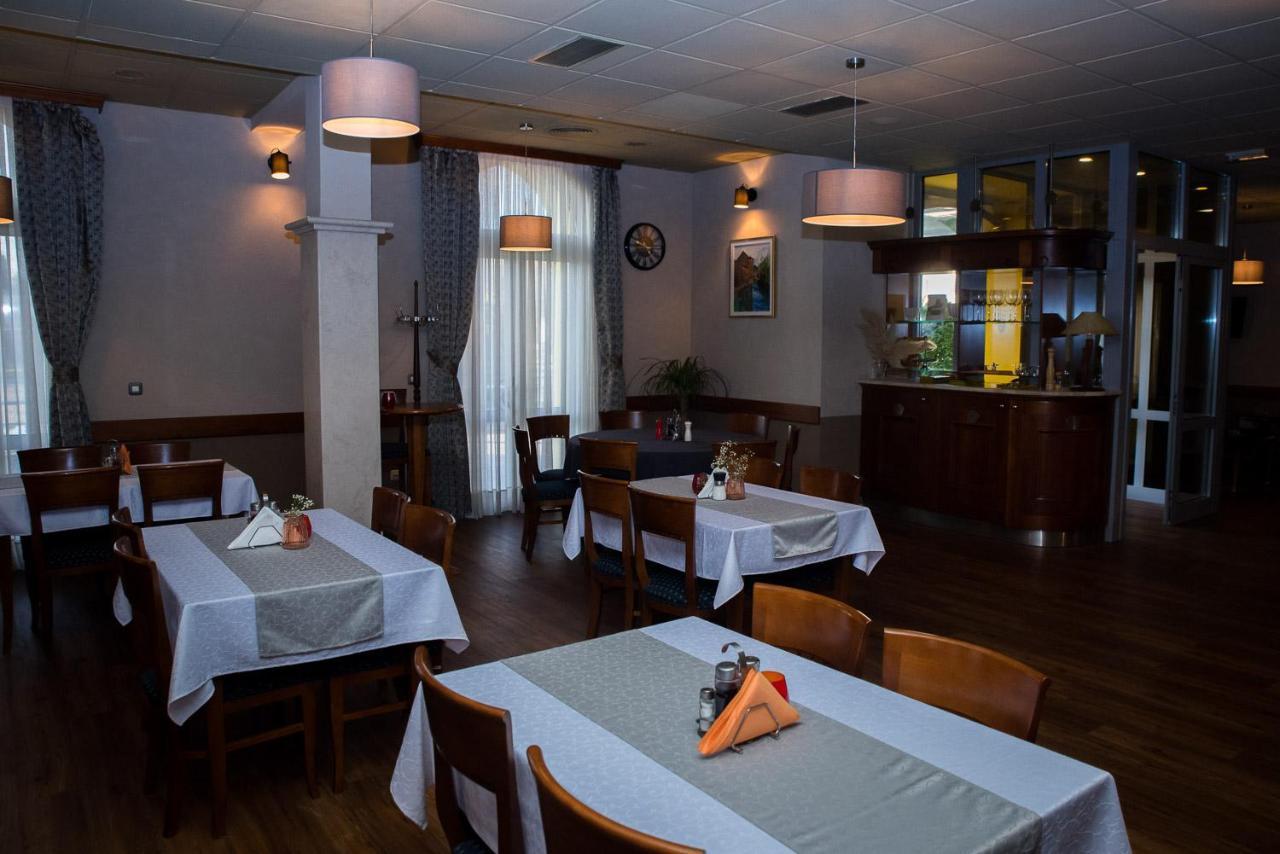 ליובוסקי Hotel Hum מראה חיצוני תמונה
