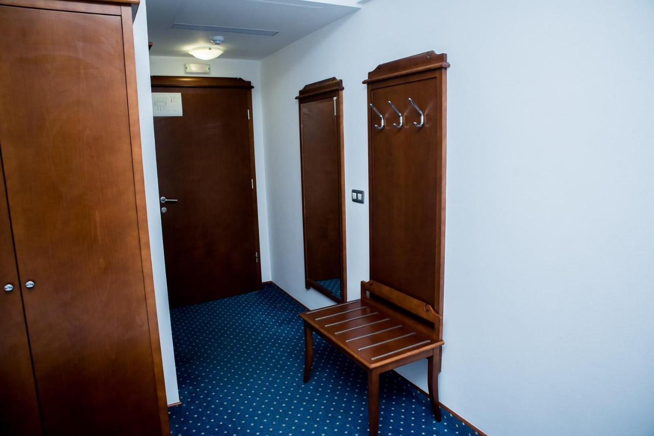 ליובוסקי Hotel Hum מראה חיצוני תמונה