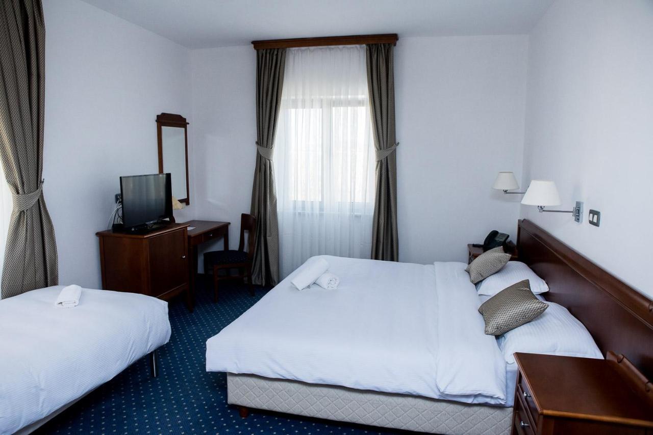ליובוסקי Hotel Hum מראה חיצוני תמונה