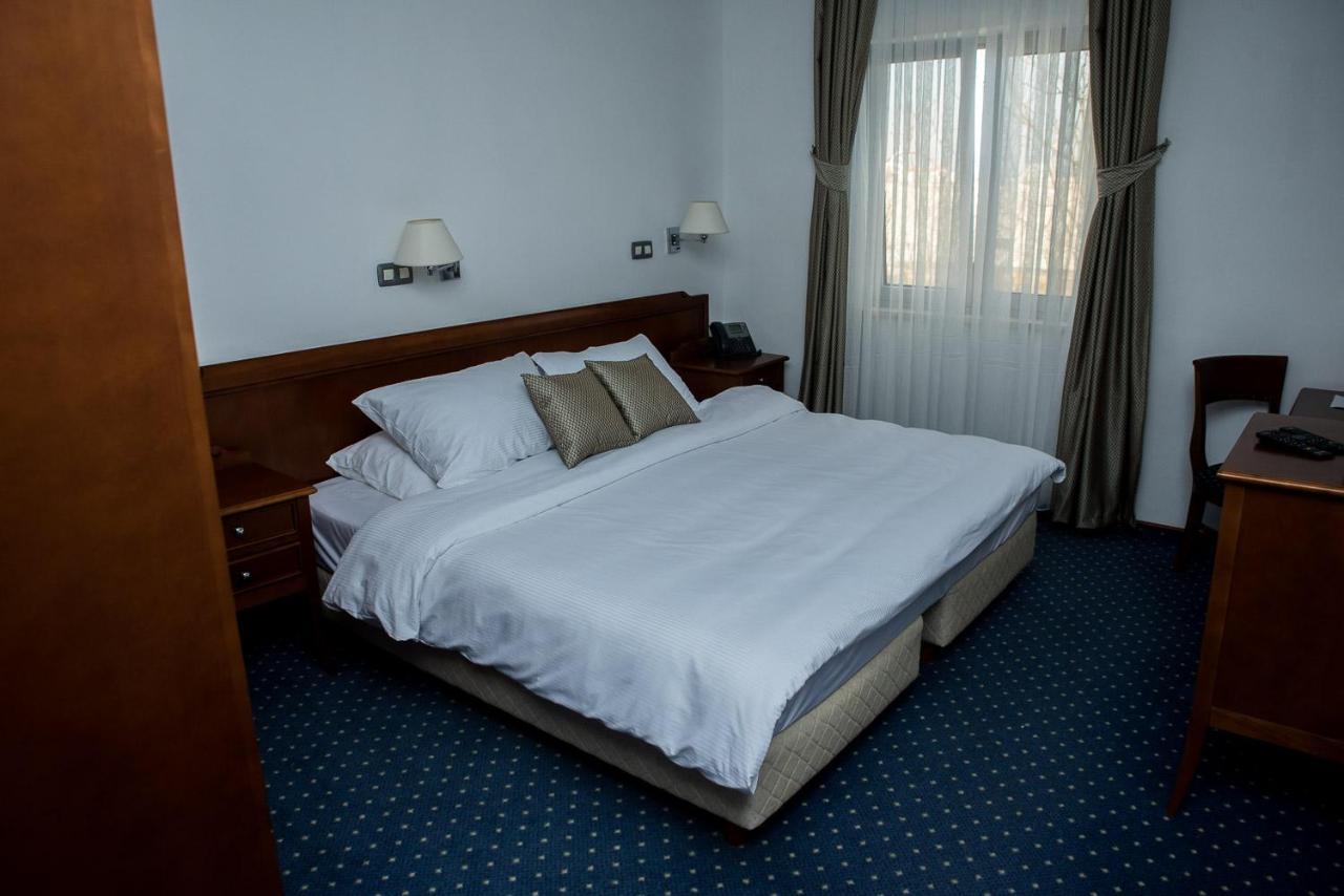ליובוסקי Hotel Hum מראה חיצוני תמונה