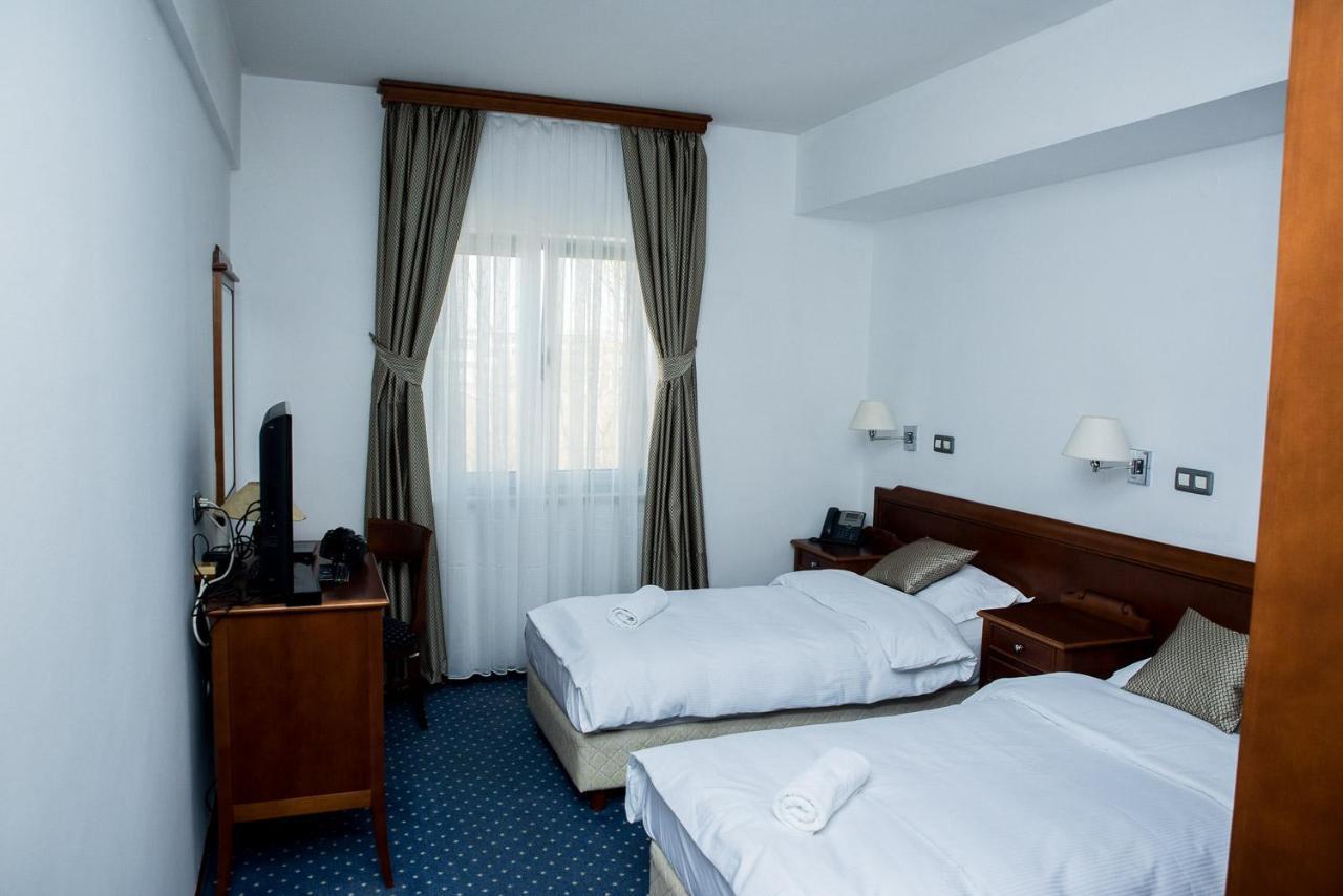 ליובוסקי Hotel Hum מראה חיצוני תמונה