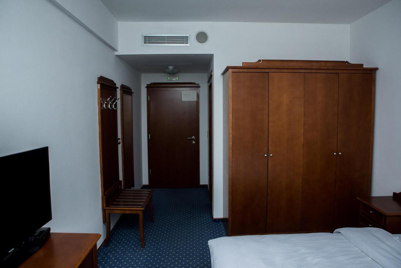 ליובוסקי Hotel Hum מראה חיצוני תמונה