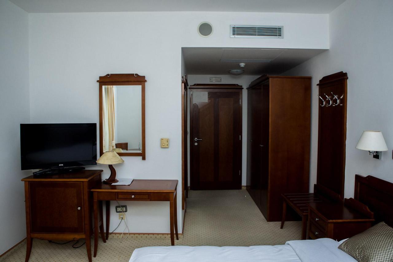 ליובוסקי Hotel Hum מראה חיצוני תמונה