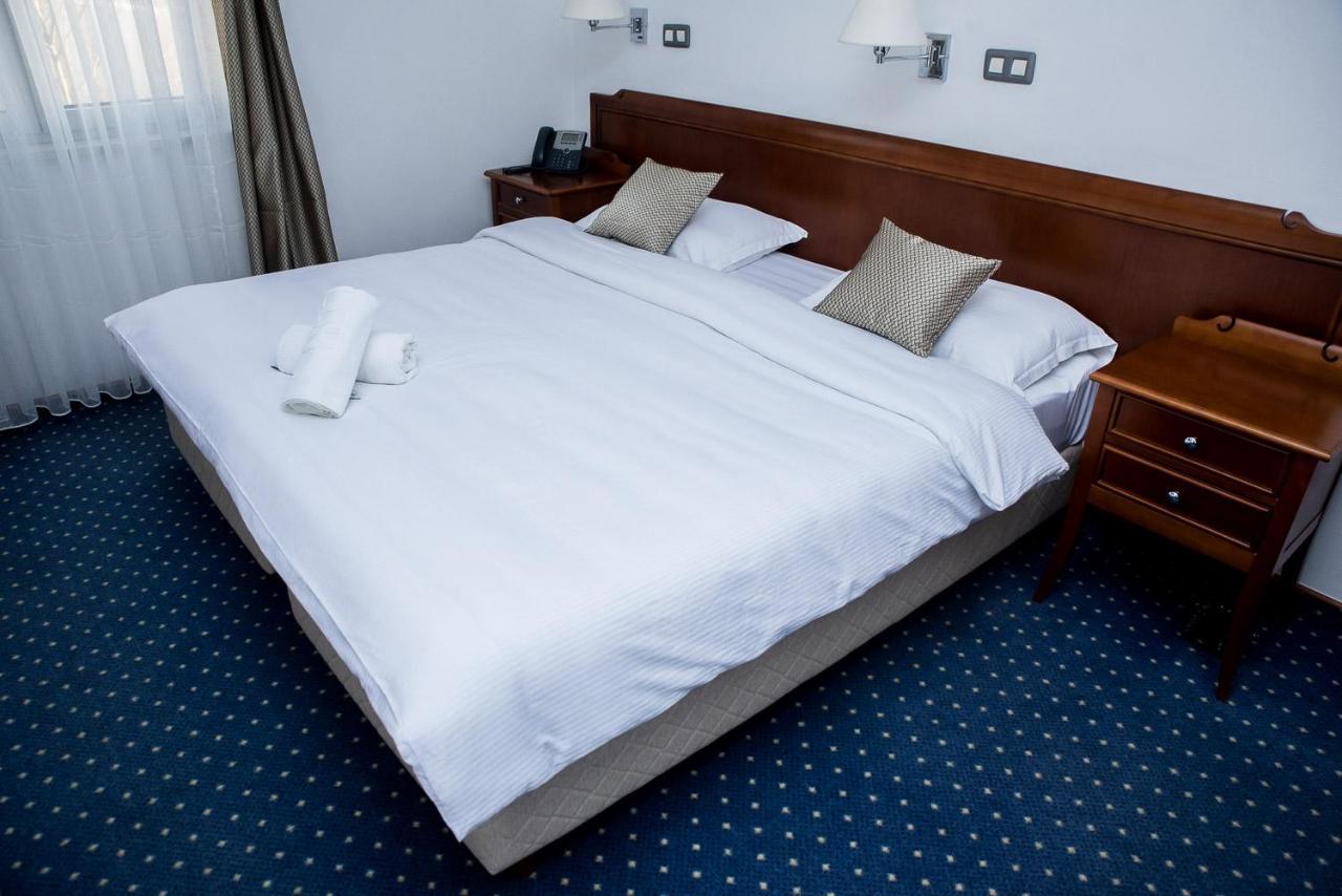 ליובוסקי Hotel Hum מראה חיצוני תמונה