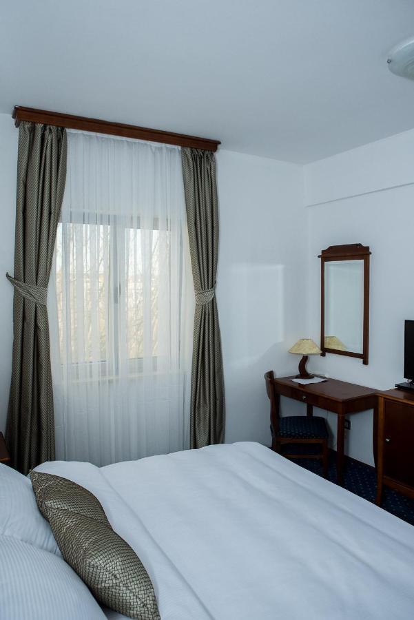 ליובוסקי Hotel Hum מראה חיצוני תמונה