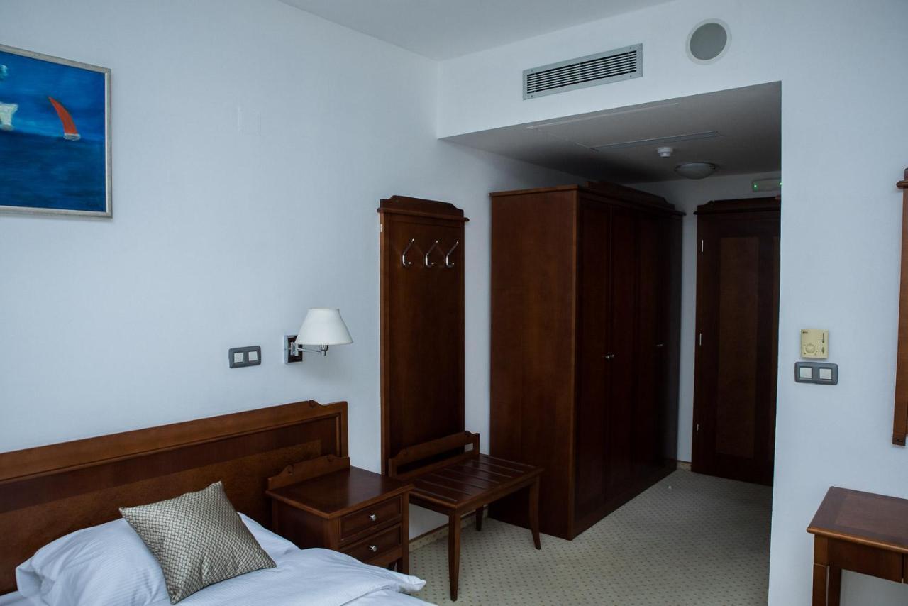 ליובוסקי Hotel Hum מראה חיצוני תמונה